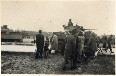 606273 Afbeelding van de feestelijke intocht van de geallieerden te Utrecht, tijdens de bevrijding.